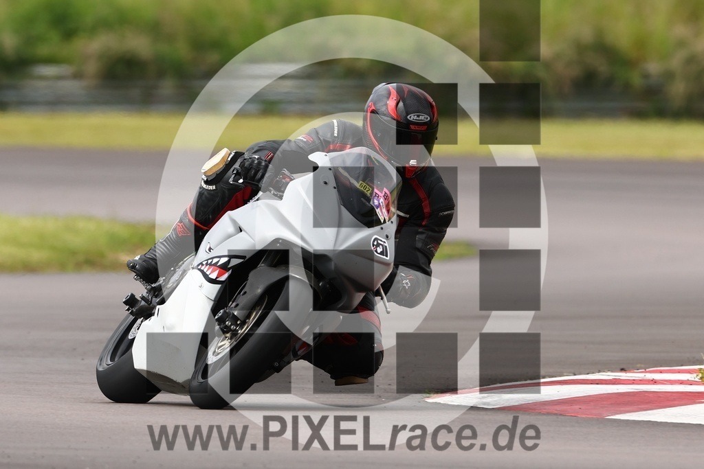 0602-20240601_00699 | Schöne Erinnerungen an spannende Momente - das festzuhalten ist unser Job. PIXELrace.de ist seit 2003 auf den Rennstrecken Europas unterwegs um die Action draußen beim Fahren und die wunderbare Stimmung imm Fahrerlager für euch einzufangen.