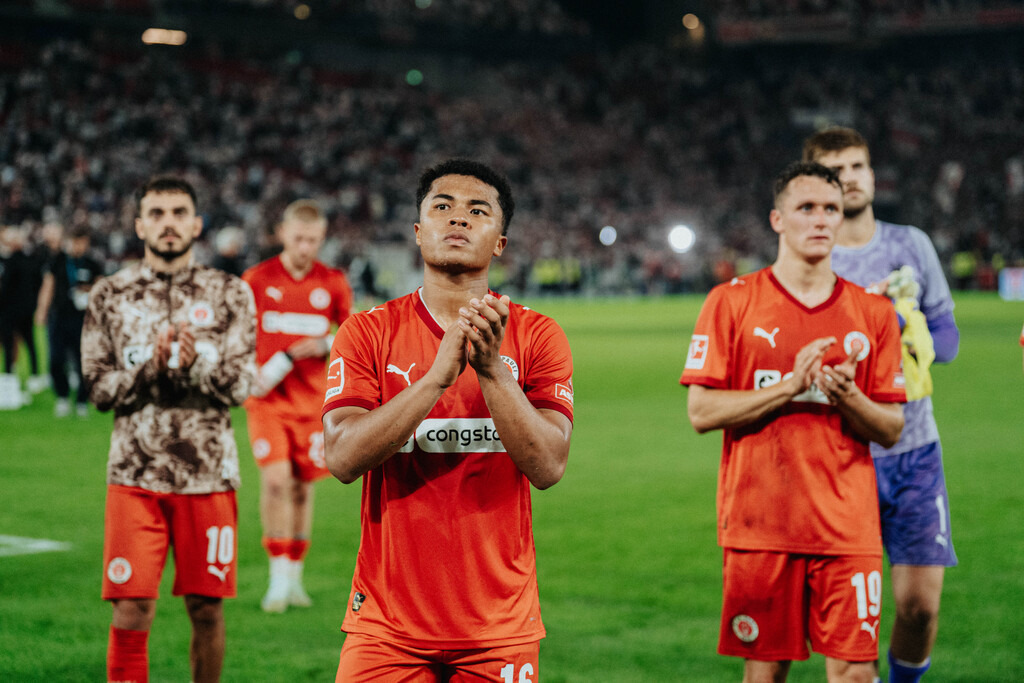 FCS06313 | Der offizielle Shop für FC St. Pauli Fotos. Wähle aus Spielszenen & Fanmomenten dein FCSP Wunschformat. Wir liefern Millerntor-Atmosphäre.