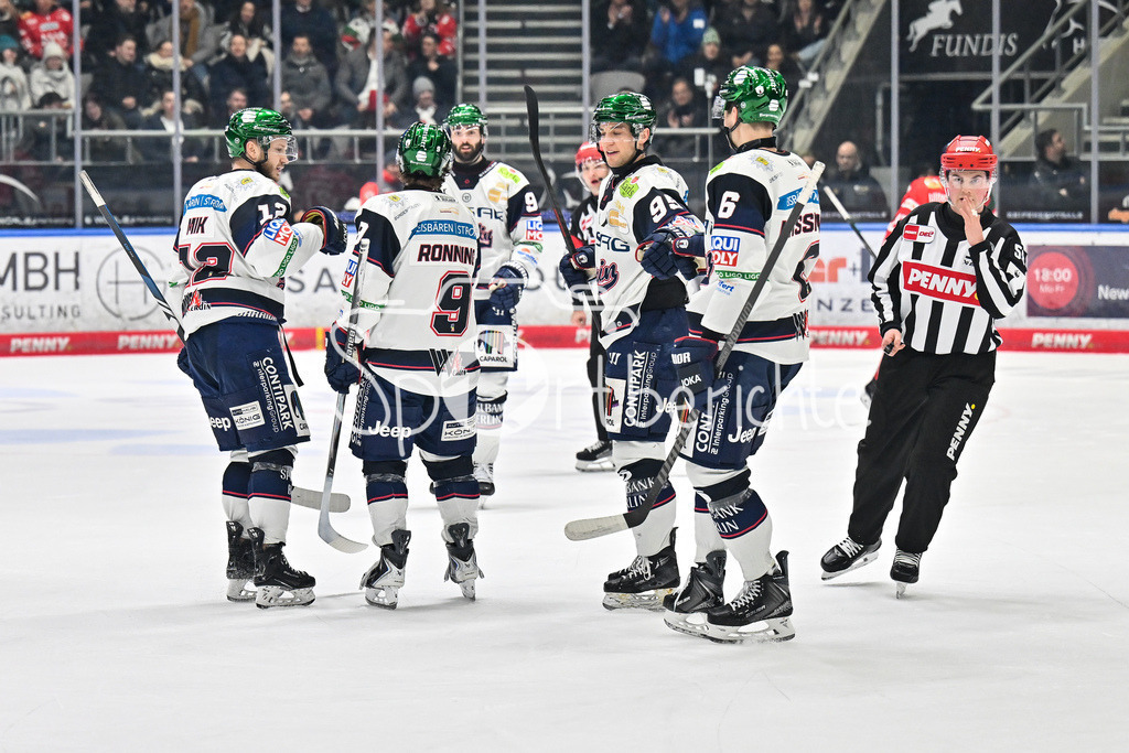 Augsburger Panther - Eisbären Berlin | AUGSBURG, GERMANY - 27. JANUARY: Jubel der Gäste nach dem Treffer zum 0-1 durch Ty RONNING (Eisbären Berlin 9) / Tor / Torschuetze / Freude / Happy während dem Match zwischen den Augsburger Panthern und den Fischtown Pinguins am 43. Spieltag der Penny DEL im Curt Frenzel Stadion