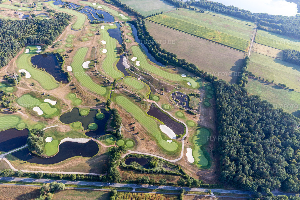 Luftbild: Gelände des Golfplatz Green Eagle Golf Courses (Luhe) im Ortsteil Luhdorf in Winsen im Bundesland Niedersachsen in Deutschland. Foto: IMG_110348.jpg vom 18.08.2018 durch Werner Riehm/FLY-FOTO.de