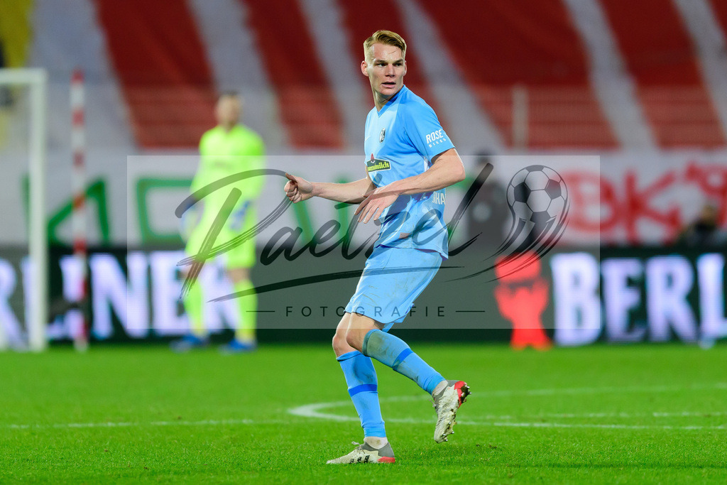 FCUFRE20211215_046 | Fussball, Herren: Philipp Lienhart (SC Freiburg) schaut bei dem Spiel der 1. Bundesliga zwischen 1. FC Union Berlin und SC Freiburg im Stadion An der Alten Foersterei am 15.12.2021 in Berlin, Deutschland.DFB / DFL REGULATIONS PROHIBIT ANY USE OF PHOTOGRAPHS AS IMAGE SEQUENCES AND/OR QUASI-VIDEO. - Realisiert mit Pictrs.com