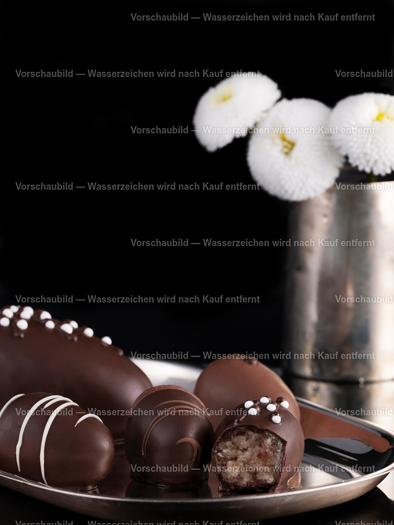 Edle Pralinen schön angerichtet auf silbernen Versieteller, dekoriert vintage Blumenvase aus Silber | Edle Pralinen schön angerichtet auf silbernen Versieteller, dekoriert vintage Blumenvase aus Silber mit einen Sträußchen Tausendschön Blumen. - Realisiert mit Pictrs.com