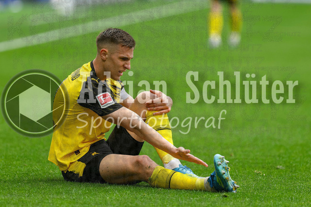 03.05.2026, GER, Fussball, Herren, 1. BL, Saison 2025/2026, Borussia Mönchengladbach - Borussia Dortmund | Nico Schlotterbeck (BVB) liegt verletzt am Boden 