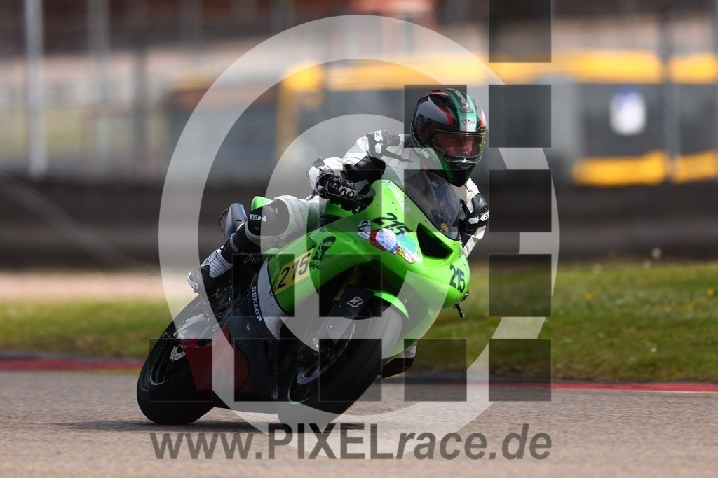 0215-20250526_00641 | Schöne Erinnerungen an spannende Momente - das festzuhalten ist unser Job. PIXELrace.de ist seit 2003 auf den Rennstrecken Europas unterwegs um die Action draußen beim Fahren und die wunderbare Stimmung imm Fahrerlager für euch einzufangen.