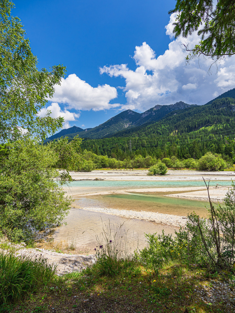 Landschaft am Fluss Isar bei Krün in Bayern | Landschaft am Fluss Isar bei Krün in Bayern.