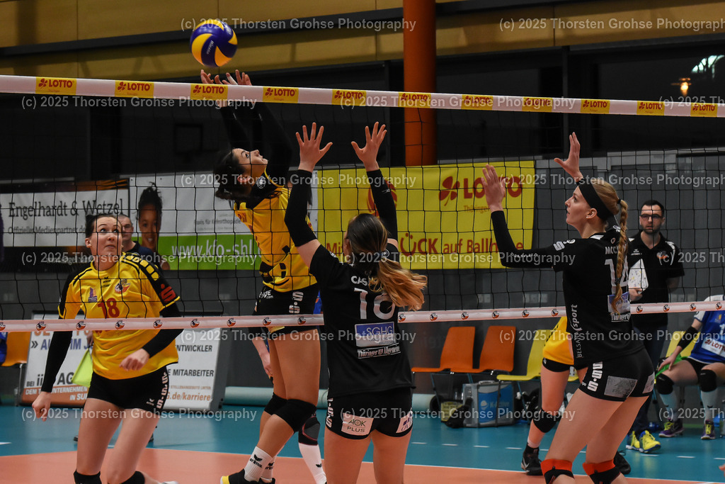 VBL VFB Suhl vs. SCHWARZ-WEISS Erfurt | (VFB Suhl) in Gelb, (Schwarz-Weiss Erfurt) in Schwarz; VBL VFB Suhl vs. SCHWARZ-WEISS Erfurt, Volleyball-Bundesliga Frauen am 17.02.2018 in der Multihalle in Meiningen, (Deutschland) - Realisiert mit Pictrs.com