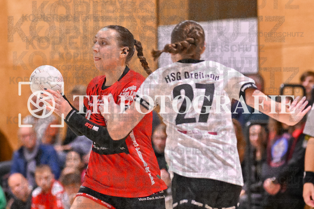 GER, SG Maulburg/Steinen - HSG Dreiland, Frauen-Handball, Oberliga Suedbaden, 3. Spieltag, Saison 2024/2025, 12.10.2024 | Maike Hartmann (SG Maulburg/Steinen, #22) am Ball und vor Fiona Marlene Reinke (HSG Dreiland, #21)GER, SG Maulburg/Steinen - HSG Dreiland, Frauen-Handball, Oberliga Suedbaden, 3. Spieltag, Saison 2024/2025, 12.10.2024Foto: TH Fotografie/Thomas Hess