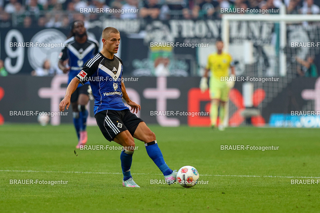 Borussia Mönchengladbach vs Hamburger SV - Bundesliga  | Mönchengladbach, Deutschland, 24.08.25:   Miro Muheim (Hamburger SV) in Aktion am Ball, Einzelaktion waehrend des Spiels der Bundesliga zwischen Borussia Mönchengladbach vs Hamburger SV im Stadion im Borussia Park(Foto von Brauer-Fotoagentur / Adrian Schlueter)