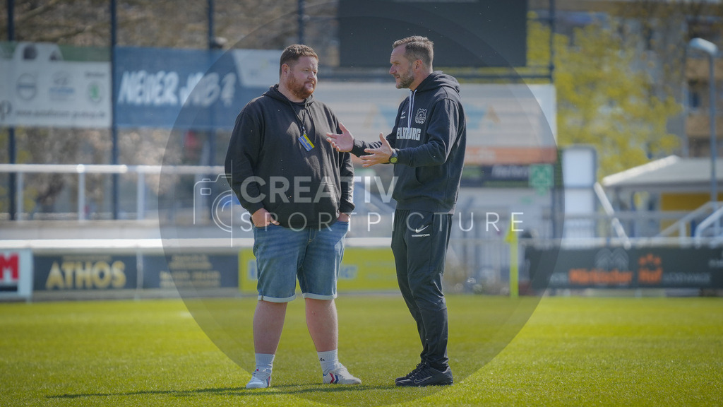 Fußball, Herren, Saison 2025/2026, Regionalliga Nordost, 29. Spieltag, FSV 63 Luckenwalde vs. FC Eilenburg, Samstag 11.04.2026, Werner-Seelenbinder-Stadion Luckenwalde, | Fußball, Herren, Saison 2025/2026, Regionalliga Nordost, 29. Spieltag, FSV 63 Luckenwalde vs. FC Eilenburg, Samstag 11.04.2026, Werner-Seelenbinder-Stadion Luckenwalde, Im Bild: Hendrik Brösel (l. Geschäftsführer Sport des FSV 63 Luckenwalde) im Gespräch mit Karsten Oswald (r. Trainer Eilenburg) - Realisiert mit Pictrs.com
