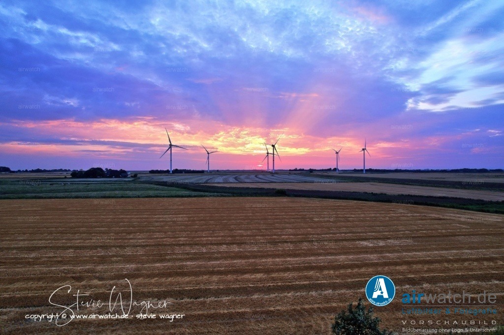Windpark - Simonsberg | Entdecken Sie atemberaubende Luftbilder und Fotografien auf airwatch.de - Tauchen Sie ein in eine Welt voller faszinierender Aufnahmen aus der Vogelperspektive.