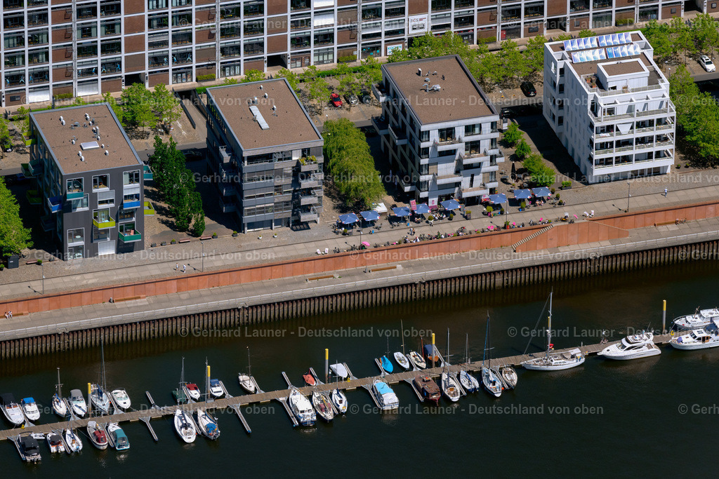 4029276 | BREMEN 01.06.2020 Moderne Stadthäuser an den Hafenanlagen des " Marina Europahafen Bremen " an der Konsul-Smidt-Straße am Ufer des Fluß- Verlaufes der Weser im Ortsteil Überseestadt in Bremen, Deutschland. Weiterführende Informationen bei: bremenports GmbH & Co. KG. // Port facilities of " Marina Europahafen Bremen " on Konsul-Smidt-Strasse on the banks of the river course of the Weser in the district Ueberseestadt in Bremen, Germany. Further information at: bremenports GmbH & Co. KG. Foto: Gerhard Launer