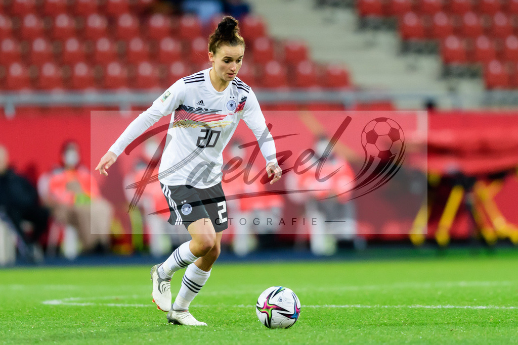 GERTUR20211126_103 | Fussball, Frauen: Lina Magull (Germany) in Aktion, am Ball, Einzelaktion bei dem Spiel der WM-Qualifikation zwischen Deutschland und Tuerkei im Eintracht-Stadion am 26.11.2021 in Braunschweig, Deutschland. - Realisiert mit Pictrs.com