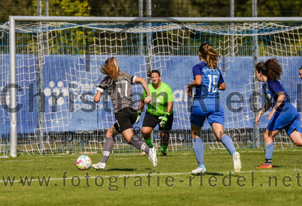 2023-09-09_109_FC_Langengeisling_gegen_TV_1864_Altoetting | Erding, Deutschland, 09.09.2023:
Fußball, Bezirksoberliga 2023 / 2024, 2. Spieltag, FC Langengeisling gegen TV 1864 Altötting, Endergebnis: 2:3

Sandra Utzschmid (TV 1864 Altötting, #17), Torwart Isabell Losleben (FC Langengeisling, #1), Rebecca Hawkins (FC Langengeisling, #15), Monika Bichlmaier (FC Langengeisling, #4)

Foto: Christian Riedel / fotografie-riedel.net