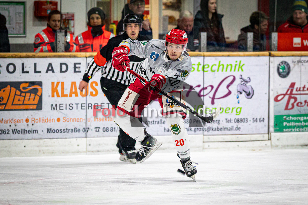 TSV Peißenberg MINERS gegen TEV Miesbach | Eishockey Bayernliga Herren Vorrunde 2024/25, TSV Peißenberg MINERS gegen TEV Miesbach, 20241201,Danyel WAIZMANN (TEVM 20) in Aktion,2024-12-01 in Peißenberg (Eisstadion Peißenberg)Danyel WAIZMANN (TEVM 20)Copyright: WolfgangxLindner