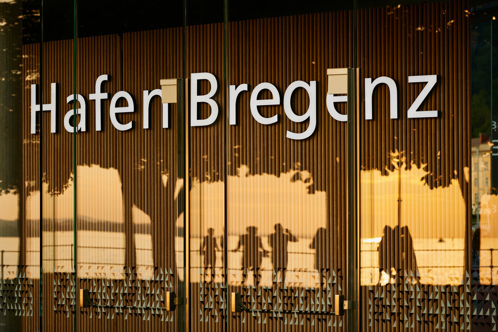 Spiegelung im Hafen Bregenz, Die Welle | Bregenz, Austria - May 26, 2016: Spiegelung im Hafen Bregenz, Die Welle. - Realisiert mit Pictrs.com