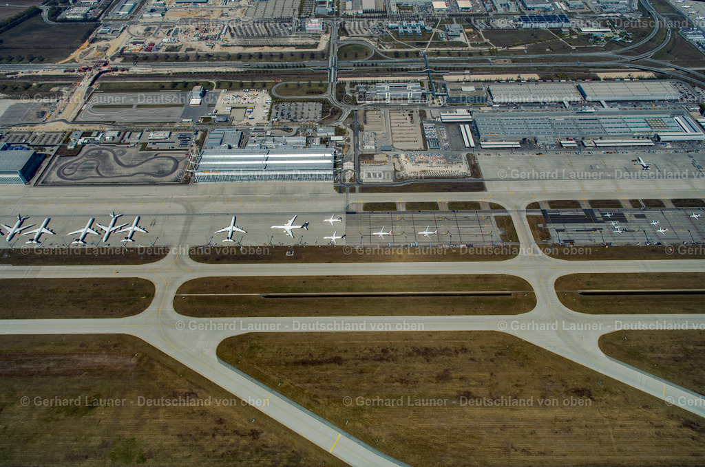4021075 | MüNCHEN-FLUGHAFEN 08.04.2020 Passagierflugzeuge krisenbedingt stillgelegt auf der Parkpositionen und Abstellfläche auf dem Flughafen in München im Bundesland Bayern, Deutschland. // Passenger aircraft decommissioned due to the crisis on the parking positions and parking space at the airport in Munich in the state Bavaria, Germany. Foto: Gerhard Launer