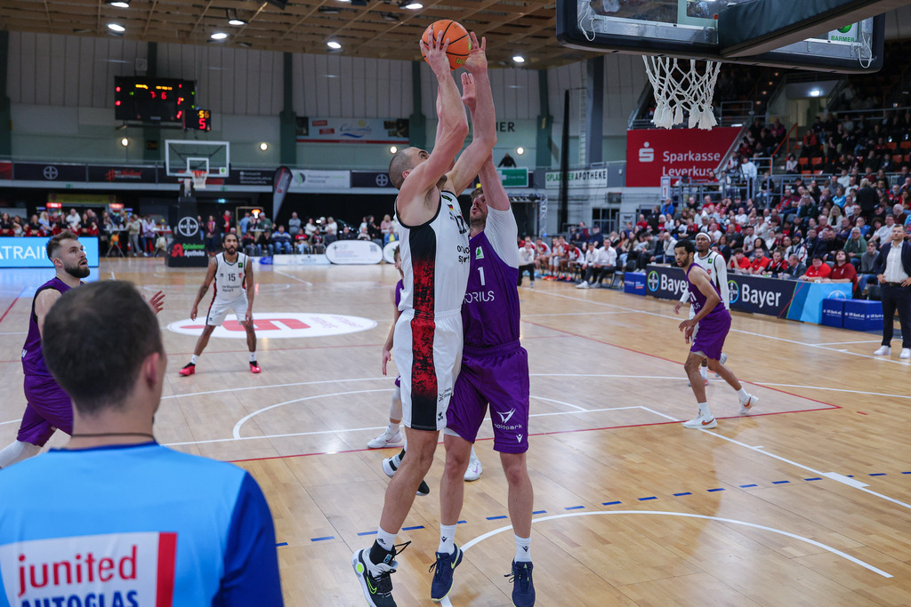 Pro A BAYER GIANTS vs BG Göttingen-130 | Fotos von Basketballspielen aus dem Raum NRW fotografiert von Gero Mueller-Laschet und Daniel Schaefer - Realisiert mit Pictrs.com