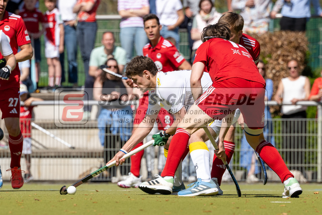SFE_20250412_0062 | Köln, Deutschland, 12.04.2025:  Hockey 1. Bundesliga Herren Rot-Weiss Köln - Harvestehuder THC im KTHC Stadion Rot-Weiss Köln Tennis and Hockey Club am 12.04.2025 in Köln, Deutschland. (Foto von Stephan Fehrmann)Köln, Germany, 12.04.2025: Hockey 1. Bundesliga Herren Rot-Weiss Köln - Harvestehuder THC in KTHC Stadion Rot-Weiss Köln Tennis and Hockey Club at 12.04.2025 in Köln, Deutschland. (Foto from Stephan Fehrmann)