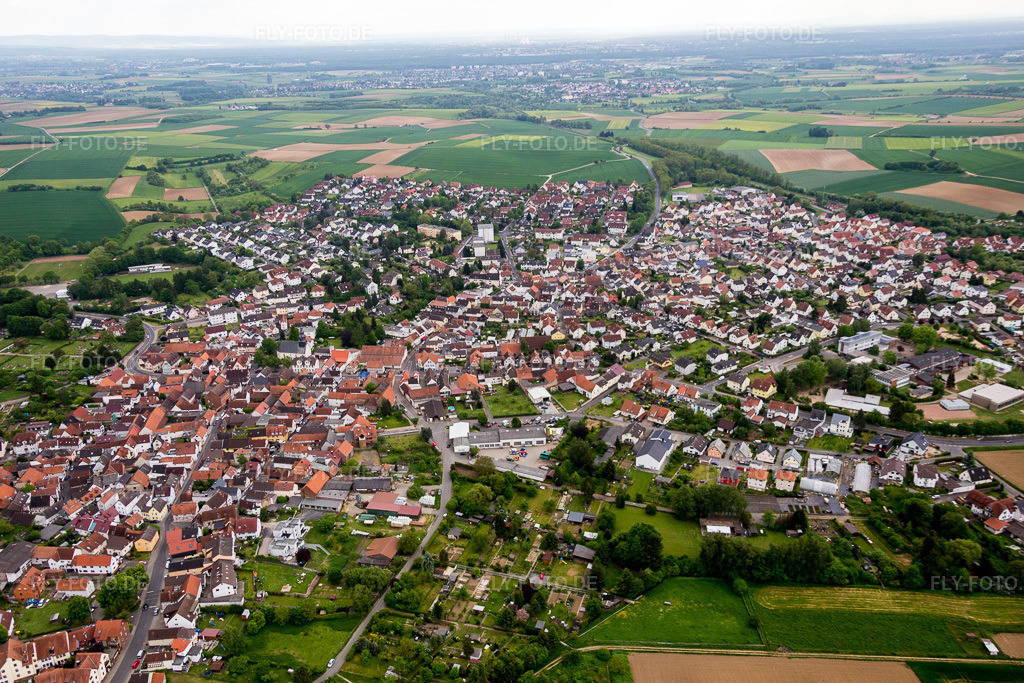 Luftbild: Ortsansicht der Straßen und Häuser der Wohngebiete im Ortsteil Ostheim in Nidderau im Bundesland Hessen in Deutschland. Foto: IMG_088842.jpg vom 20.05.2016 durch Werner Riehm/FLY-FOTO.de