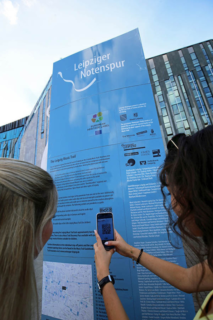Leipziger Notenspur - Basispylon auf dem Augustusplatz | Entdecke über 20 Kategorien Leipzig-Motive: Foto-Downloads, hochwertige Poster, Leinwand- & Fine-Art-Prints. Jetzt Lieblingsfoto im Bildlexikon Leipzig Shop bestellen!