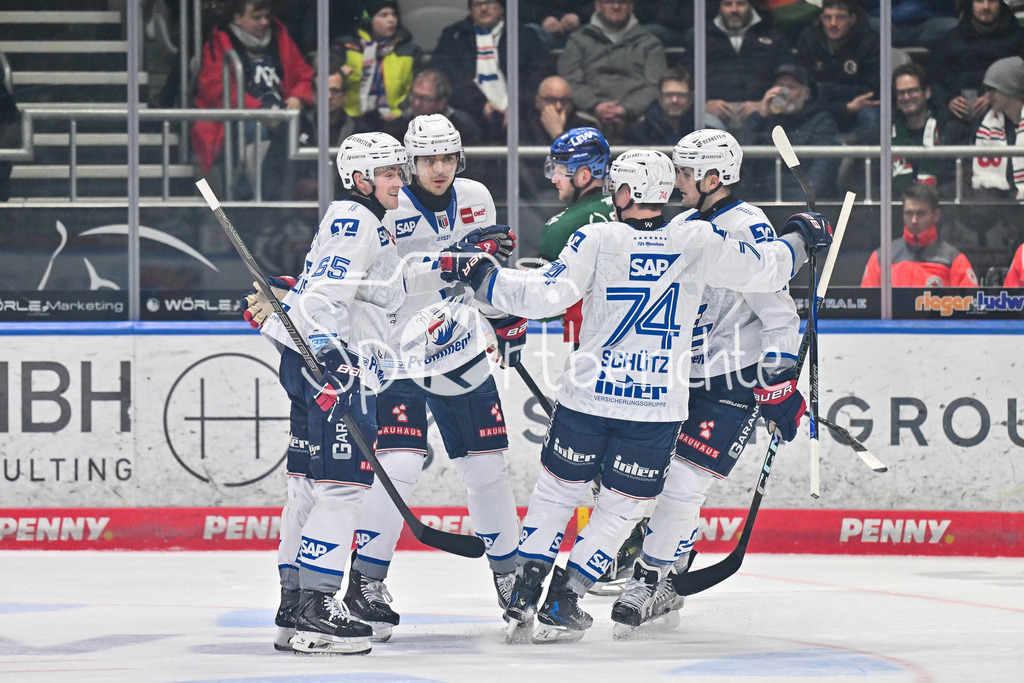 Augsburger Panther - Adler Mannheim | AUGSBURG, GERMANY - 28. DECEMBER: Jubel der Gäste  nach dem Treffer zum 1-1 duch Marc MICHAELIS (Adler Mannheim 65) / Tor / Torschuetze / Freude / Happy während dem Match zwischen den Augsburger Panthern und den Adler Mannehim am 33. Spieltag der Penny DEL im Curt Frenzel Stadion