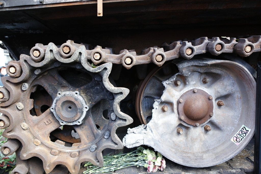 Deutschland: Panzerwrack aus der Ukraine vor der russischen Botschaft in Berlin | Deutschland, Berlin, 26.02.2023. Ein Panzerwrack steht seit dem Jahrestag des russischen Angriffs auf die Ukraine vor der russischen Botschaft in Berlin-Mitte. Der zerstörte Panzer vom Typ T-72 vor dem Gebäude Unter den Linden als Mahnmal gegen den Krieg stehen.