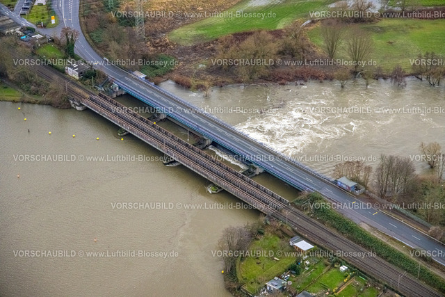 Wetter231201675Ruhr | Luftbild, Ruhrhochwasser, Weihnachtshochwasser 2023, Fluss Ruhr tritt nach starken Regenfällen über die Ufer, Überschwemmungsgebiet Ruhraue Obergraben mit Ruhrbrücke Friedrichstraße, Eisenbahnbrücke, Wetter, Ruhrgebiet, Nordrhein-Westfalen, Deutschland