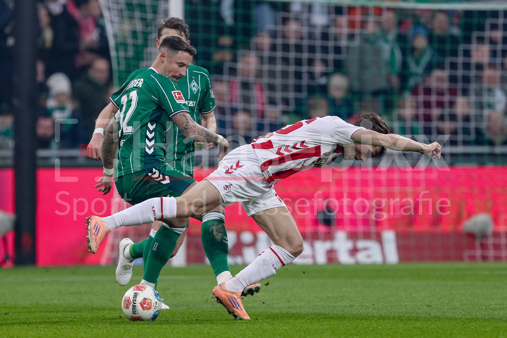 Fussball, Bundesliga, SV Werder Bremen - 1. FC Köln | v.li.: Marco Friedl (SV Werder Bremen, 32) und Jakub Kaminski (1. FC Köln, 16) im Zweikampf, Duell, Dynamik, Aktion, Action, Spielszene, DIE DFL-RICHTLINIEN UNTERSAGEN JEGLICHE NUTZUNG VON FOTOS ALS SEQUENZBILDER UND/ODER VIDEOÄHNLICHE FOTOSTRECKEN. DFL REGULATIONS PROHIBIT ANY USE OF PHOTOGRAPHS AS IMAGE SEQUENCES AND/OR QUASI-VIDEO.