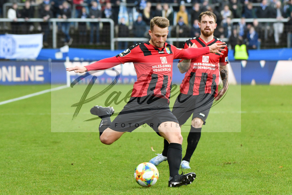20200201_MEPCHE_0099 | Fußball, Herren: Maximilian Oesterhelweg (Chemnitzer FC) in Aktion, am Ball, Einzelaktion waehrend des Spiels der 3. Liga zwischen SV Meppen und Chemnitzer FC in der Haensch-Arena am 01.02.2020 in Meppen, Deutschland. DFB / DFL REGULATIONS PROHIBIT ANY USE OF PHOTOGRAPHS AS IMAGE SEQUENCES AND/OR QUASI-VIDEO. - Realisiert mit Pictrs.com