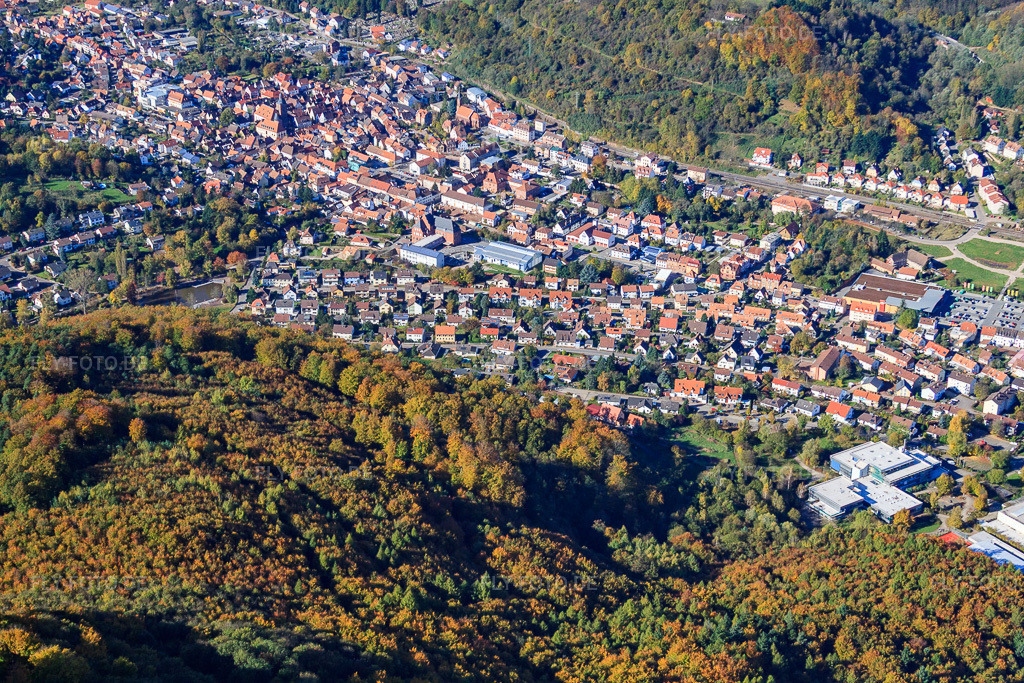 Luftbild: Ortsansicht von Südosten in Annweiler am Trifels im Bundesland Rheinland-Pfalz in Deutschland. Foto: IMG_34621.jpg vom 26.10.2010 durch Werner Riehm/FLY-FOTO.deAuflösung des Originals: 4752 x 3168 px