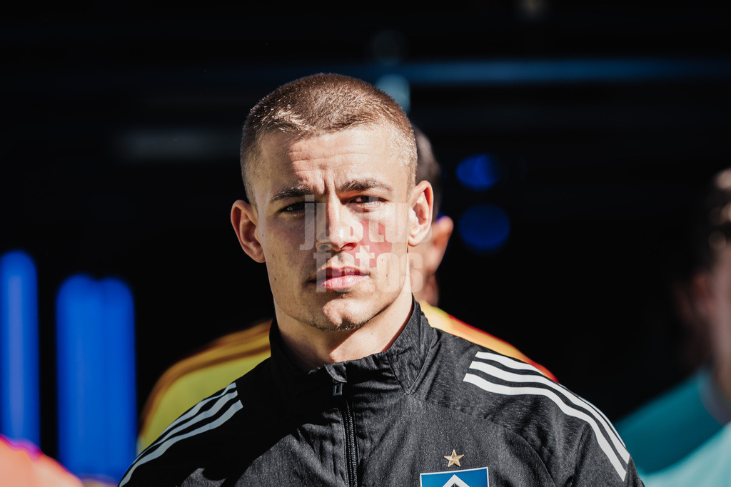 Fußball | Männer | Saison 2025/2026 | 1. Fußball-Bundesliga | 28. Spieltag | Hamburger SV vs. FC Augsburg | 04.04.2026 | Miro Muheim (#28, HSV) läuft in die Arena ein