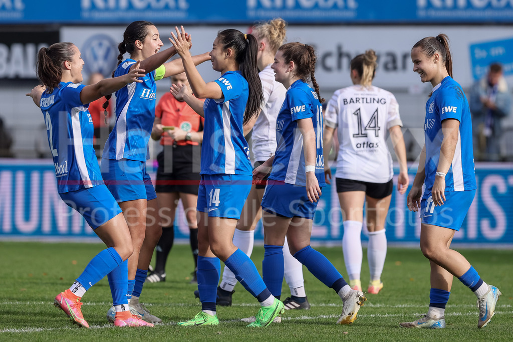 Fussball, 2. Frauen-Bundesliga, SV Meppen - FSV Gütersloh 2009 | v.li.: Spielerinnen vom SV Meppen mit Torjubel, Jubel, jubeln, jubelt, optimistisch, Spielszene, Highlight, Freude über das Tor zum 5:0, DIE DFB-RICHTLINIEN UNTERSAGEN JEGLICHE NUTZUNG VON FOTOS ALS SEQUENZBILDER UND/ODER VIDEOÄHNLICHE FOTOSTRECKEN. DFB REGULATIONS PROHIBIT ANY USE OF PHOTOGRAPHS AS IMAGE SEQUENCES AND/OR QUASI-VIDEO.