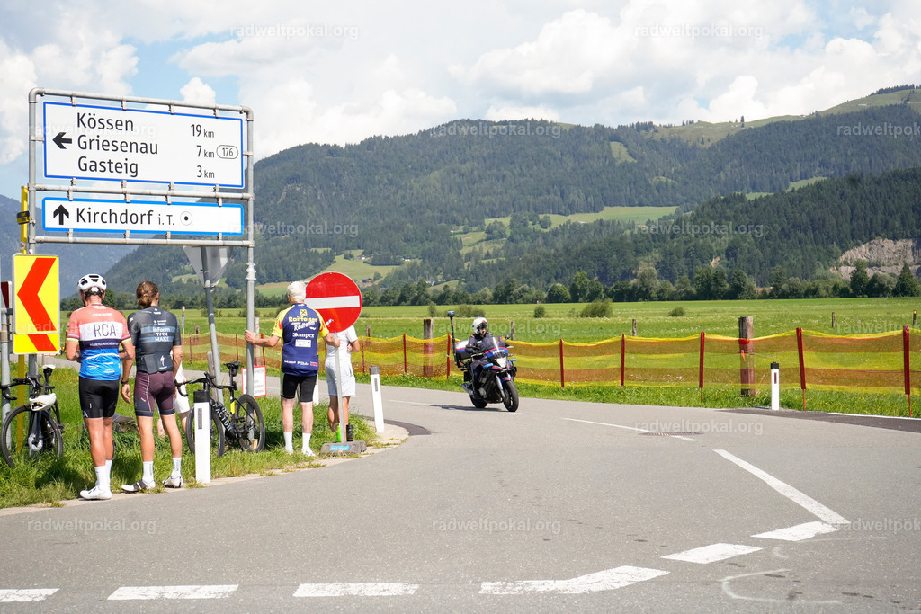 531_20230817_Bewerb_Maenner_Muehlanger | AUT - OESTERREICH, 2023-08-16: SPORT RENNRAD-FAHREN - 55. INTERNATIONALER RADWELTPOKAL IN ST. JOHANN IN TIROL  - Vintage-Radrennen mit WM-Bronze-Medaillen-Siegerin Christina Schweinberger, den Teilnehmer und Alexander Baumann (vom Orginastions-Team) - TAG 2 BEWERB MAENNER IN SECHS GRUPPEN  ; Foto: Roland Muehlanger