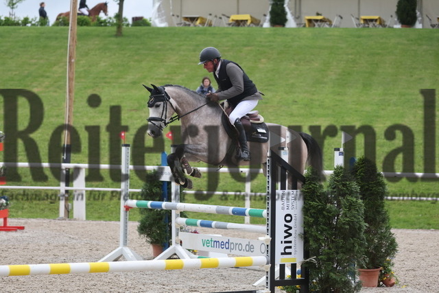 Birkhof_2024_Prfg.Nr.04_Springpferde_Kl.A_Uwe Heinrich_Uno Momento H (4) | Alle Fotos der Reiterjournal Fotografin Doris Matthaes im Reiterjournal Online-Fotoshop. - Realizado com Pictrs.com