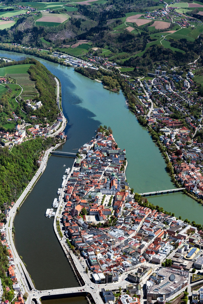 dr__0062341.jpg | PASSAU 09.05.2021 Altstadt an den Fluss- Uferbereichen der Donau und des Inn in der Drei-Flüsse-Stadt Passau im Bundesland Bayern, Deutschland. // Town on the banks of the river of Donau and of Inn in Passau in the state Bavaria, Germany. Foto: Daniel Reiter