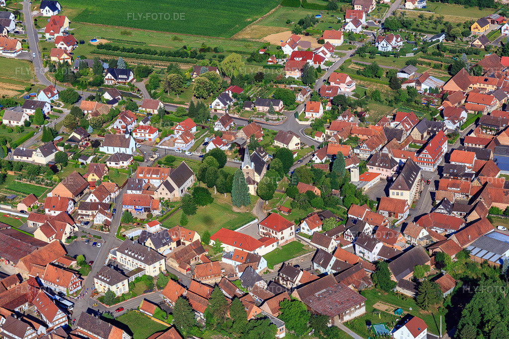 Luftbild: dorfmitte von Nordosten mit Temple protestant Saint-Laurent in Steinseltz im Bundesland Bas-Rhin in Frankreich. – Foto: IMG_082998.jpg vom 26.06.2015 durch Werner Riehm/FLY-FOTO.de – Auflösung des Originals: 5472 x 3648 px