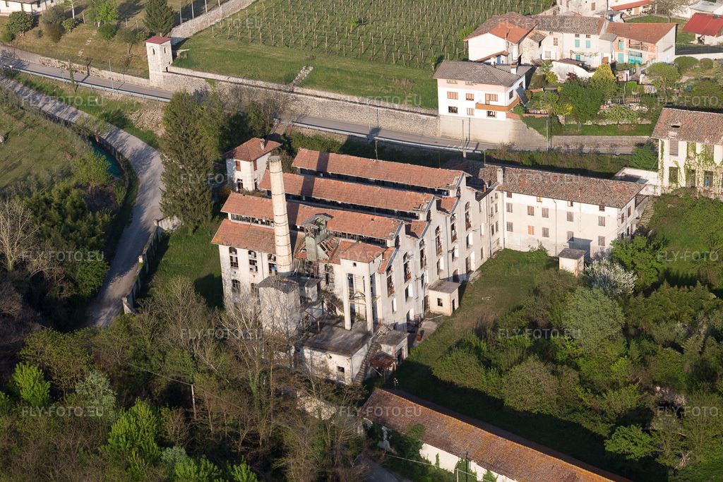 Vue aérienne: Vue de la ville à Dignano dans le département Frioul-Vénétie Julienne, Italie. Photo: IMG_098902.jpg prise le 08/04/2017 par Werner Riehm/FLY-FOTO.eu – Résolution de l'original: 5472 x 3648 px