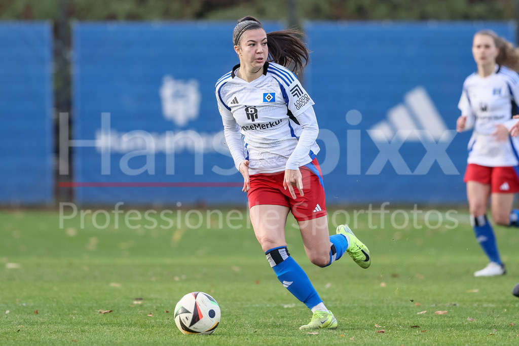 Fussball, DFB-Pokal Frauen, Hamburger SV - FC Carl Zeiss Jena | v.li.: Vildan Kardesler (Hamburger SV, 7) am Ball, Einzelbild, Ganzkörper, Aktion, Action, Spielszene, DIE DFB-RICHTLINIEN UNTERSAGEN JEGLICHE NUTZUNG VON FOTOS ALS SEQUENZBILDER UND/ODER VIDEOÄHNLICHE FOTOSTRECKEN. DFB REGULATIONS PROHIBIT ANY USE OF PHOTOGRAPHS AS IMAGE SEQUENCES AND/OR QUASI-VIDEO.