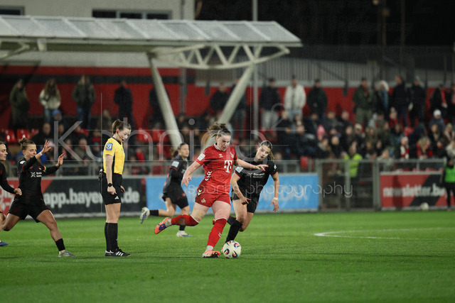 Frauen Fußball-Bundesliga; Bayer 04 Leverkusen - 1. FC Köln, 13.02.2026 | Selina Menzel (Stutensee) beobachten den Zweikampf von Adriana Achcinska (1. FC Köln, 9) und ; Bayer 04 Leverkusen - 1. FC Köln an Spieltag 18 der Google Pixel Frauen-Bundesliga am 13.02.2026 im Ulrich-Haberland-Stadion in Leverkusen (Nordrhein-Westfalen). DFL REGULATIONS PROHIBIT ANY USE OF PHOTOGRAPHS AS IMAGE SEQUENCES AND/OR QUASI-VIDEO.