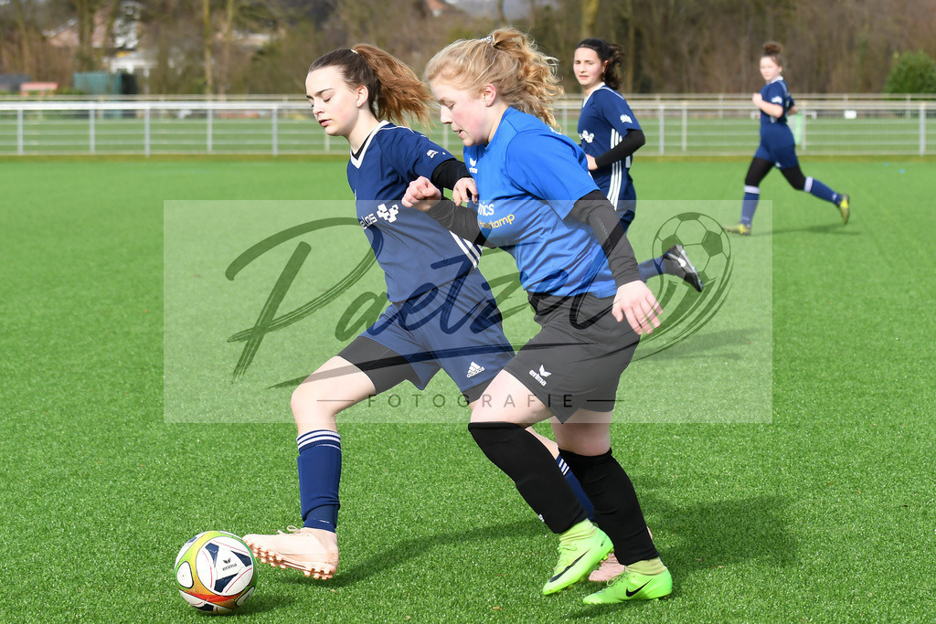 LENGRE20200229_0108 | Fussball, C-Juniorinnen:   bei dem Testspiel zwischen SC Preussen Lengerich und TSG 07 Burg Gretesch im Windmoeller &amp; Hoelscher Stadion am 29.02.2020 in Lengerich, Deutschland. - Realisiert mit Pictrs.com