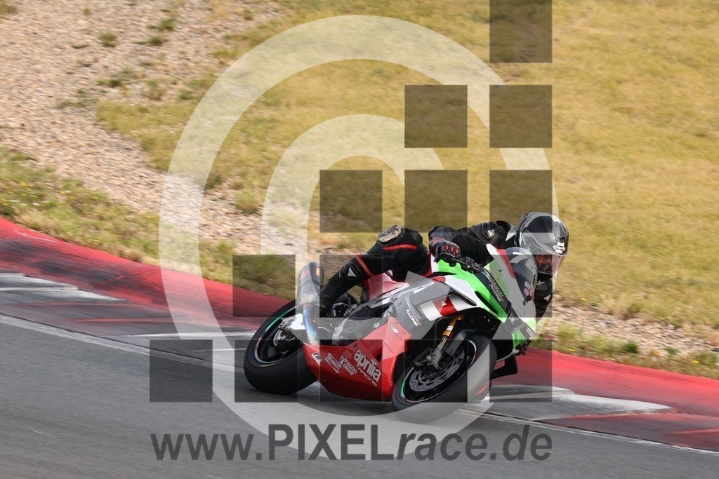 0765-20240913_05419 | Schöne Erinnerungen an spannende Momente - das festzuhalten ist unser Job. PIXELrace.de ist seit 2003 auf den Rennstrecken Europas unterwegs um die Action draußen beim Fahren und die wunderbare Stimmung imm Fahrerlager für euch einzufangen.