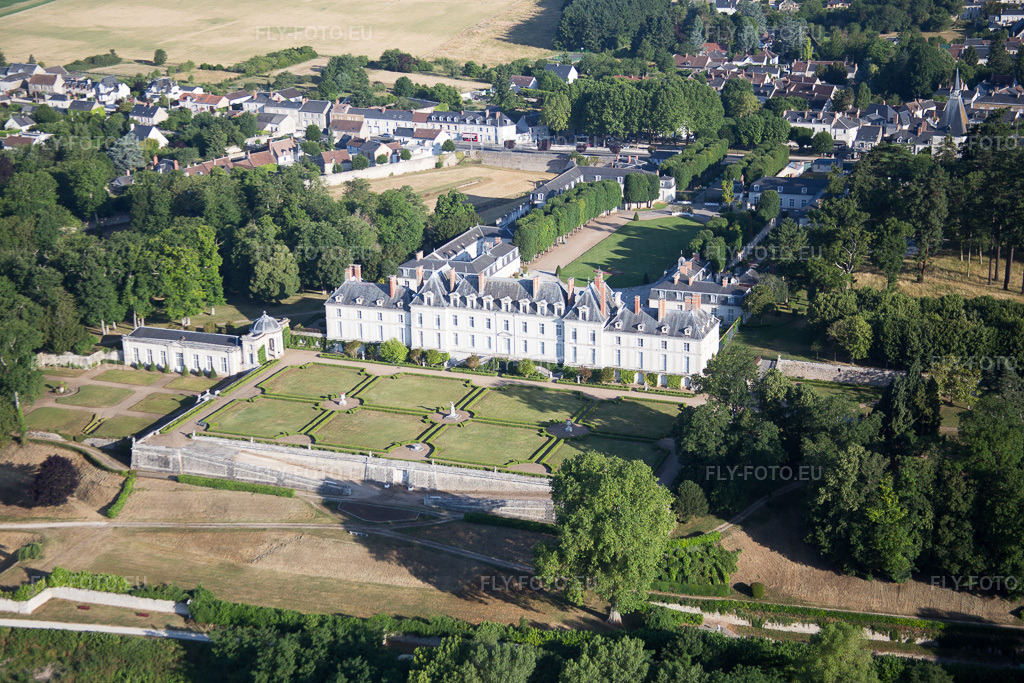 Vue aérienne: Vue de la ville à Menars dans le département Loir et Cher, France. Photo: IMG_082101.jpg prise le 20/06/2015 par Werner Riehm/FLY-FOTO.eu – Résolution de l'original: 5472 x 3648 px