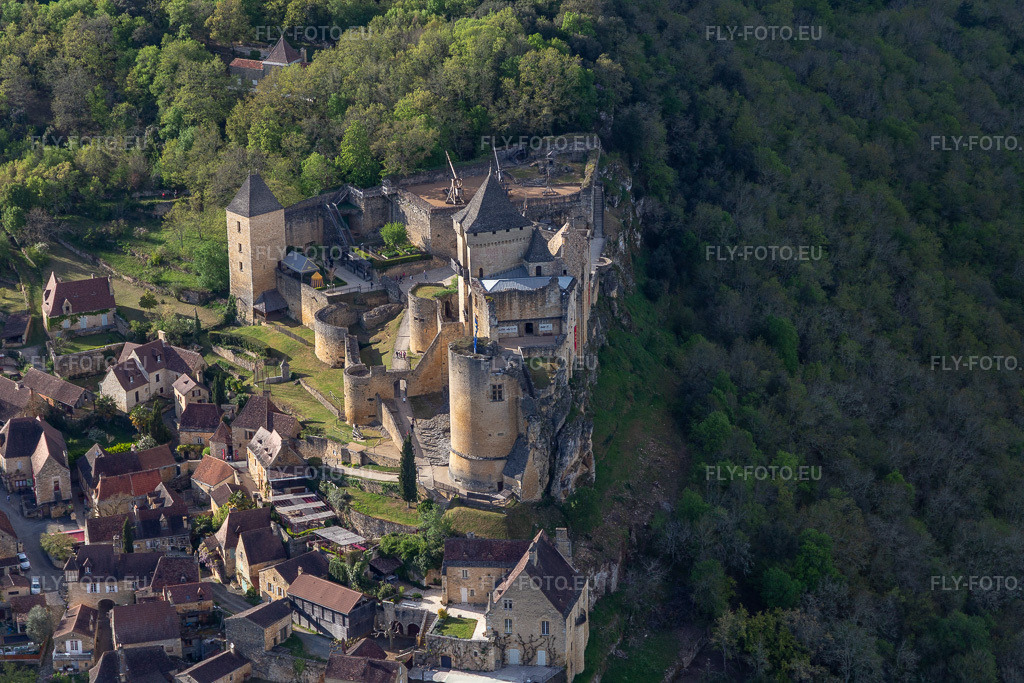 Vue aérienne: Complexe du château du Château de Castelnaud-la-Chapelle à Castelnaud-la-Chapelle dans le département Dordogne, France. Photo: IMG_113479.jpg prise le 16/04/2019 par Werner Riehm/FLY-FOTO.eu – Résolution de l'original: 5472 x 3648 px
