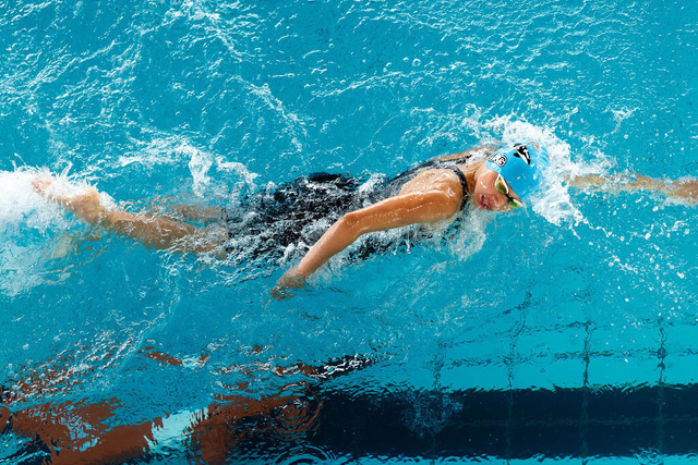 DLRG, Wettkampf, Rettungssport, Landesverbandsmeisterschaften 2026 13.06.2026 | Bedburg, Deutschland - June, 13: Broeringmeyer, Emilia aus dem Verein DLRG Wesseling im Lauf Nr. 91 der Landesverbandsmeisterschaften 2026 im MonteMare Bedburg. In dem Lauf Nr. 91 traten die Teilnehmenden in der Disziplin 100 m kombinierte Rettungsübung gegeneinander an. (Foto: Benedikt Lang (DLRG) - Realisiert mit Pictrs.com