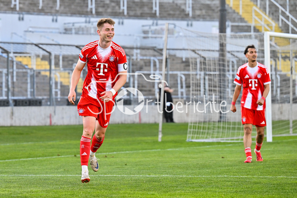 FC Bayern Amateure - TSV Aubstadt | MÜNCHEN, GERMANY - 24. APRIL: Jubel der Amateure nach dem Treffer zum 1-0 durch Anton HEINZ (FC Bayern München II 9) / Tor / Torschuetze / Freude / Happy während dem Match zwischen den Amateuren des FC Bayern und dem TSV Aubstadt am 31. Spieltag der Regionalliga Bayern im Grünwalder Stadion