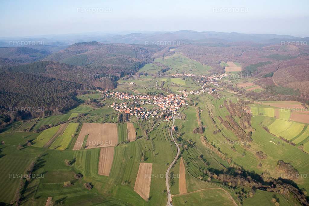Vue aérienne: Vue de la ville à Wingen dans le département Bas Rhin, France. Photo: IMG_086688.jpg prise le 26/03/2016 par Werner Riehm/FLY-FOTO.eu – Résolution de l'original: 5472 x 3648 px