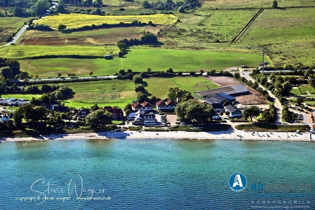 Luftbild Strand Holnis - Der Strand Holnis ist ein attraktiver Ostseestrand in Glücksburg | Der Strand Holnis ist ein attraktiver Ostseestrand in Glücksburg, bekannt für seine ruhige Lage und natürliche Schönheit. Er eignet sich besonders gut für Spaziergänge, Erholungssuchende und Familien, bietet aber keine umfangreichen Einrichtungen wie Restaurants oder Spielplätze direkt am Strand. Die Bewertungen heben die idyllische Atmosphäre, den sauberen Sand und die gute Wasserqualität positiv hervor.