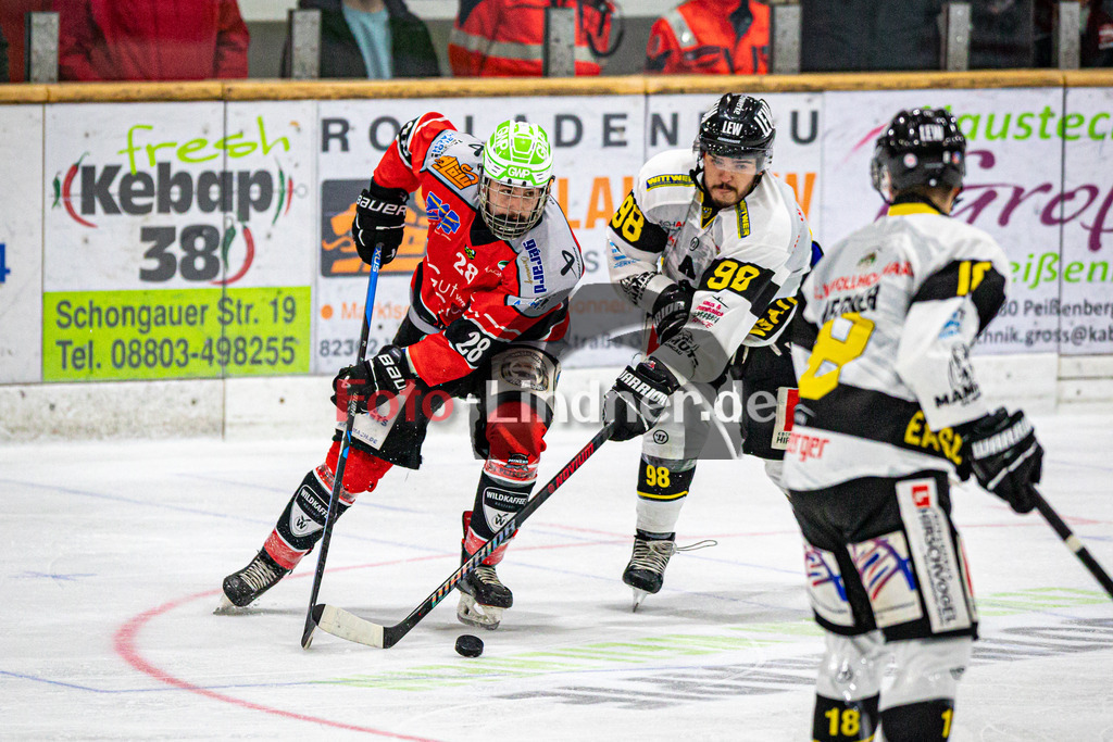 TSV Peißenberg MINERS gegen EA Schongau | Eishockey Bayernliga Herren Vorrunde 2024/25, TSV Peißenberg MINERS gegen EA Schongau, 20241031,Zweikampf zwischen Denis DEGENSTEIN (MINERS 28) und Philipp KEIL (MAMMUTS 98),2024-10-31 in Peißenberg (Eisstadion Peißenberg)Denis DEGENSTEIN (MINERS 28), Philipp KEIL (MAMMUTS 98)Copyright: WolfgangxLindner foto-lindner.de