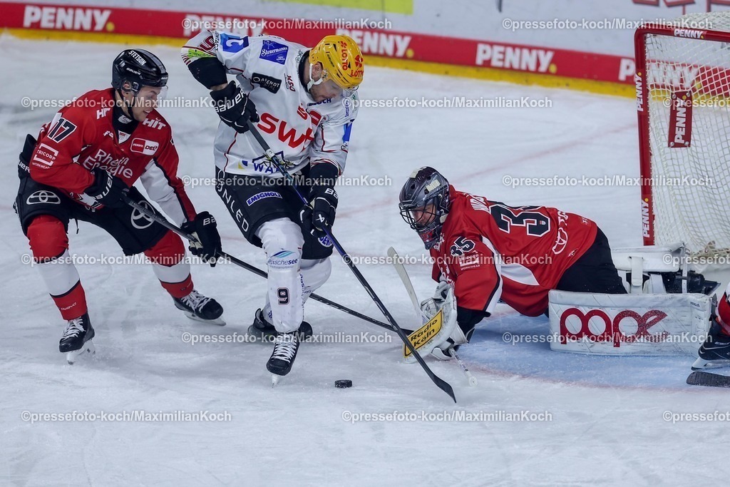 KEC24032501014 | 24.03.2025, Eishockey, DEL Play-offs, Kölner Haie - Fischtown Pinguins Bremerhaven, Viertelfinale Spiel 4, Lanxess-Arena Köln: Julius Hudacek (Kölner Haie #35) verteidigt das Tor zusammen mit Jan Luca Sennhenn (Kölner Haie #17) gegen Jan Urbas (Fischtown Pinguins #9) 