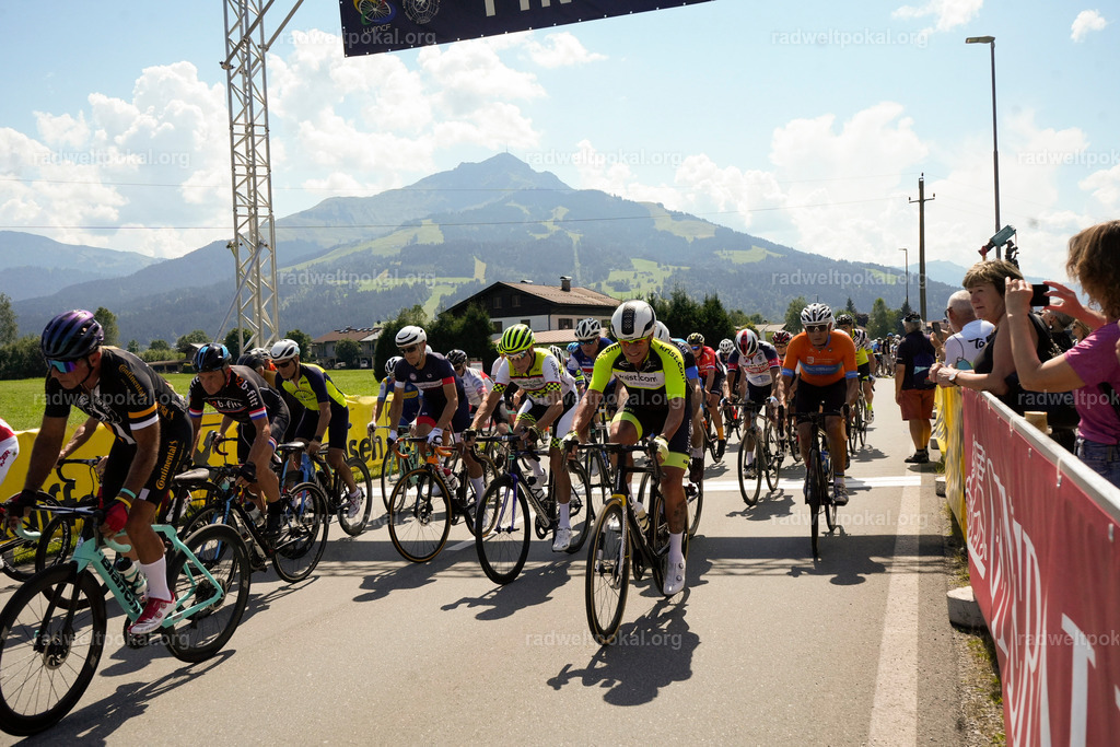 454_20230817_Bewerb_Maenner_Muehlanger | AUT - OESTERREICH, 2023-08-16: SPORT RENNRAD-FAHREN - 55. INTERNATIONALER RADWELTPOKAL IN ST. JOHANN IN TIROL  - Vintage-Radrennen mit WM-Bronze-Medaillen-Siegerin Christina Schweinberger, den Teilnehmer und Alexander Baumann (vom Orginastions-Team) - TAG 2 BEWERB MAENNER IN SECHS GRUPPEN  ; Foto: Roland Muehlanger